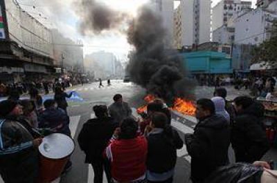 Once: allanaron m�s dep�sitos de manteros y hubo cortes de calles
