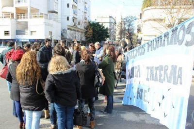 Trabajadores de Derechos Humanos cortaron calle 53 en reclamo del pago de salarios atrasados