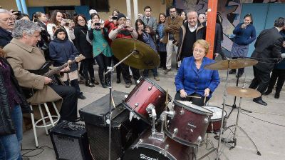 Michelle Bachelet se luce como 