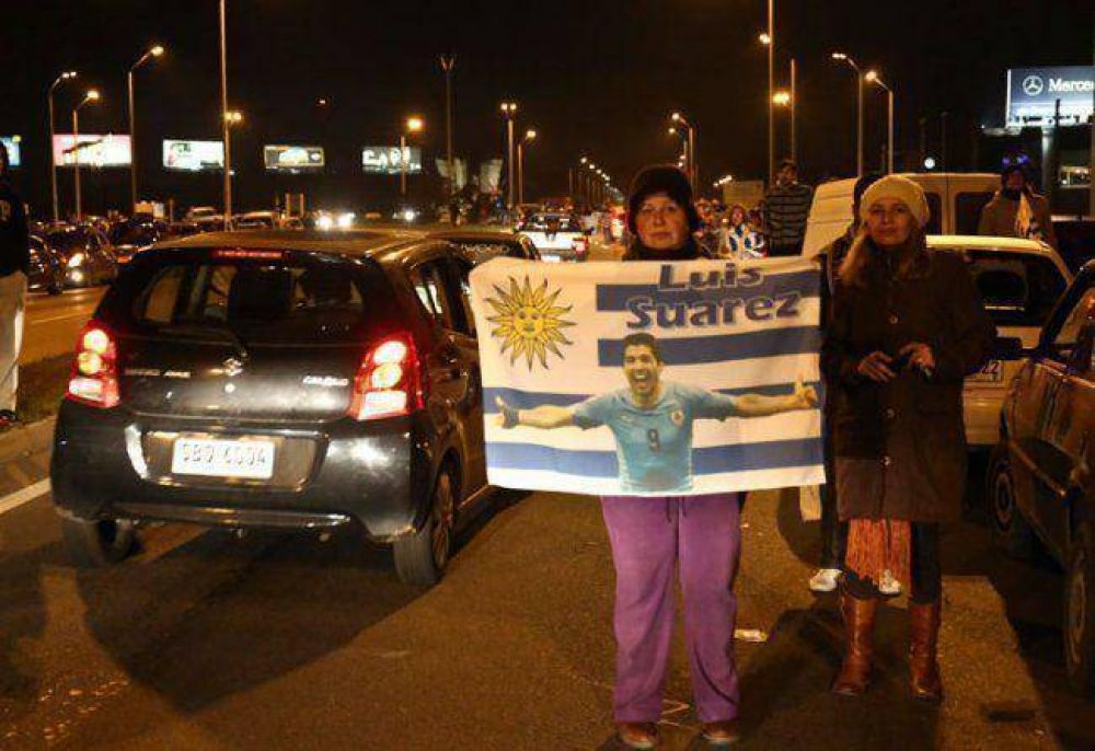 Su�rez llega a Montevideo recibido como un �dolo
