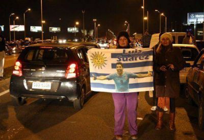 Su�rez llega a Montevideo recibido como un �dolo