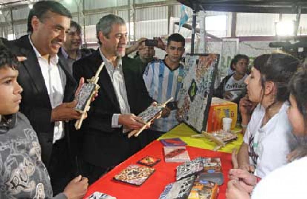 Los chicos del Envi�n Deheza celebraron su 4� aniversario con Ferraresi y el ministro Aparicio