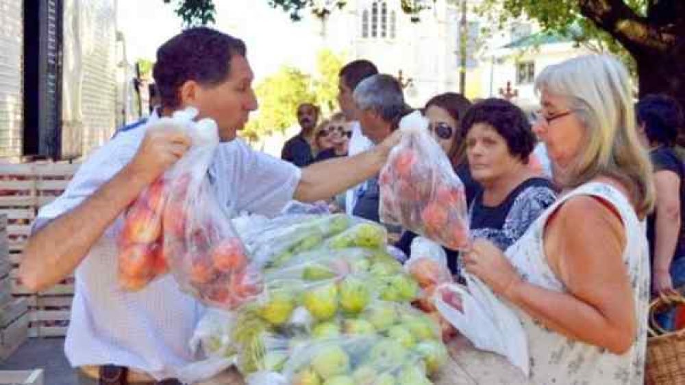 El cami�n de frutas y verduras estar� en Azul