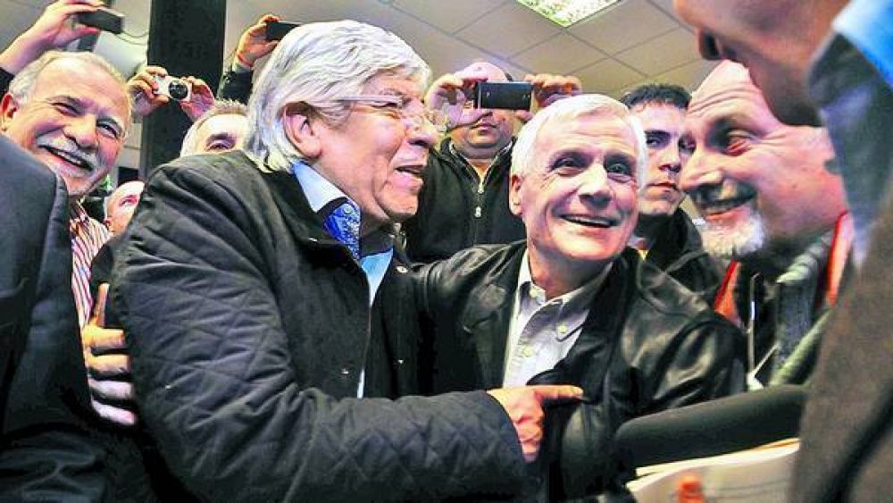 Moyano y Cal� se abrazaron, pero la unidad de las dos CGT sigue lejos