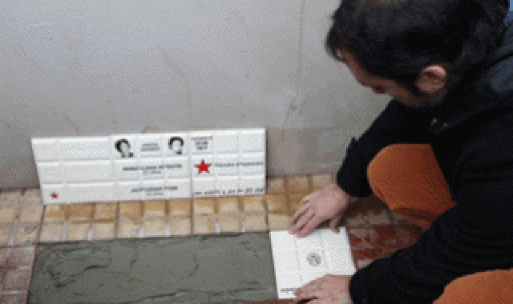 La Plata: Colocaron baldosas por la memoria de los desaparecidos Julio Cagni y Nora Silvestri
