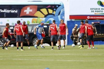 Relajados: Suiza se adapta al calor en un ambiente distendido en Porto Seguro