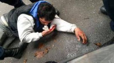 Transe�ntes atraparon a motochorro que golpe� a una chica en el centro