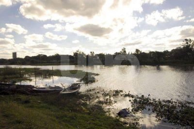 Ya son tres las familias evacuadas por la creciente del r�o