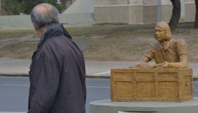 Ex vice de Daia reconoci� que no fue escultor de estatua de Ana Frank