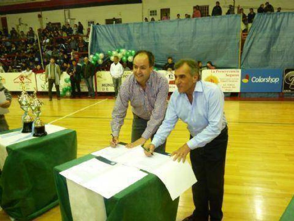 Caso y Cariglino presentaron una nueva habitaci�n remodelada en el Hospital Unzu�