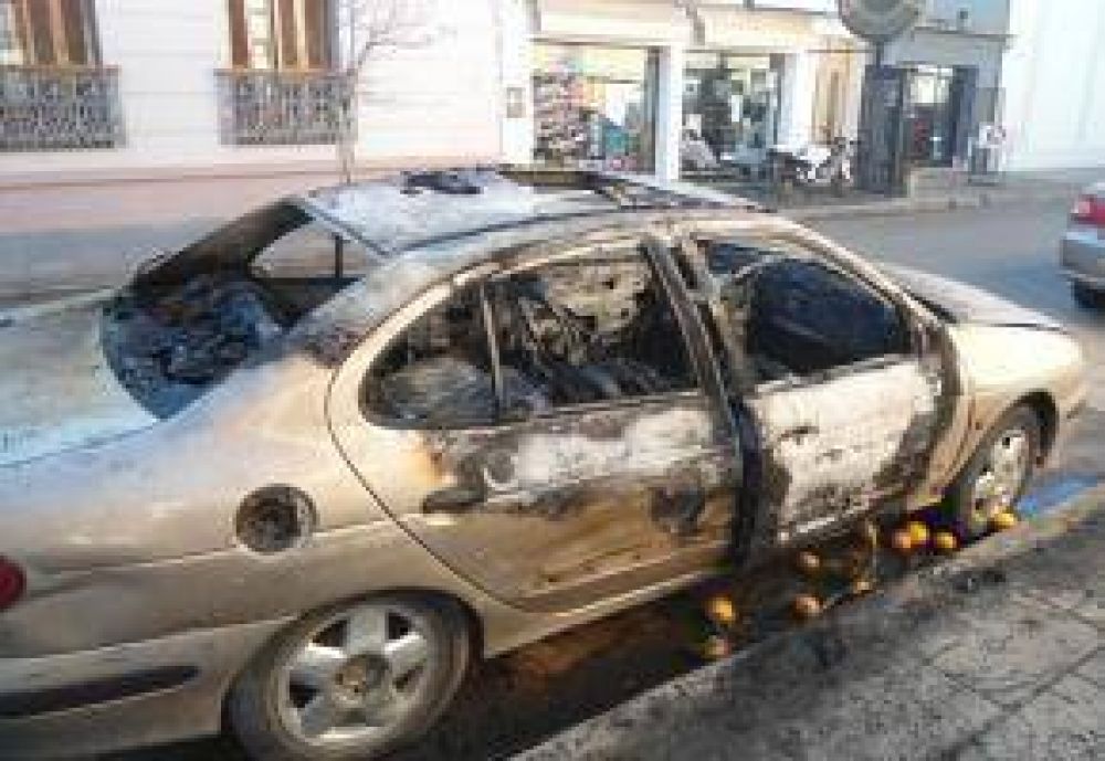 Quemacoches: Dos autos incendiados y un detenido
