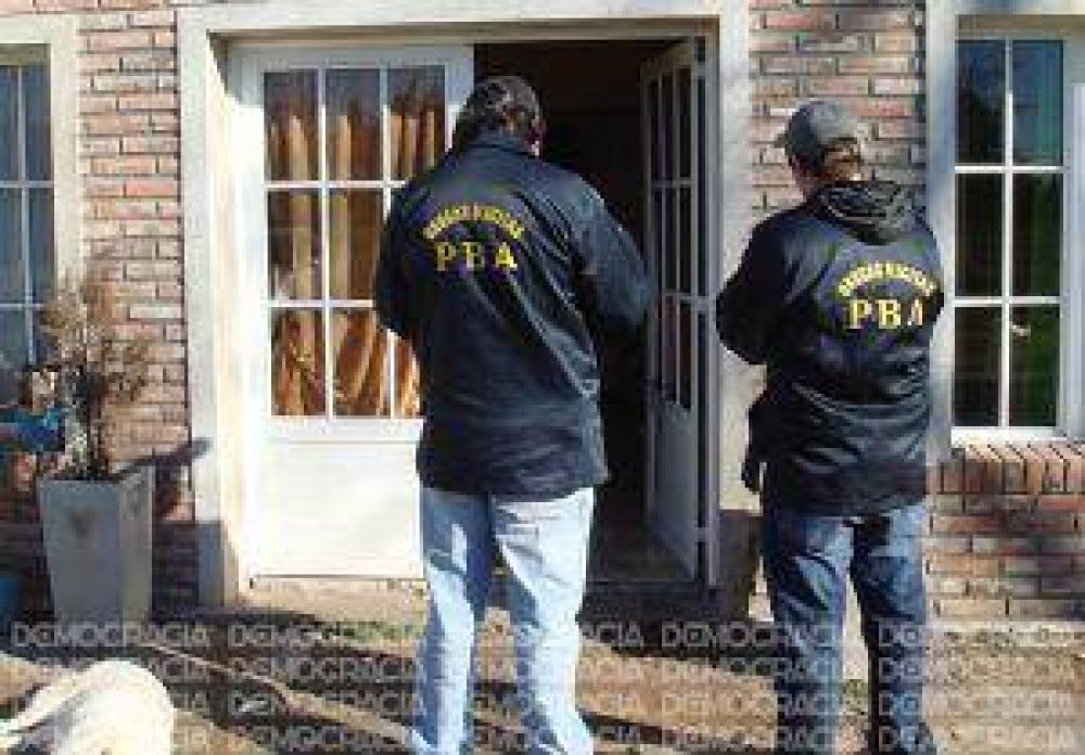 Detuvieron a dos sujetos con importante cantidad de droga, dinero y armas de fuego