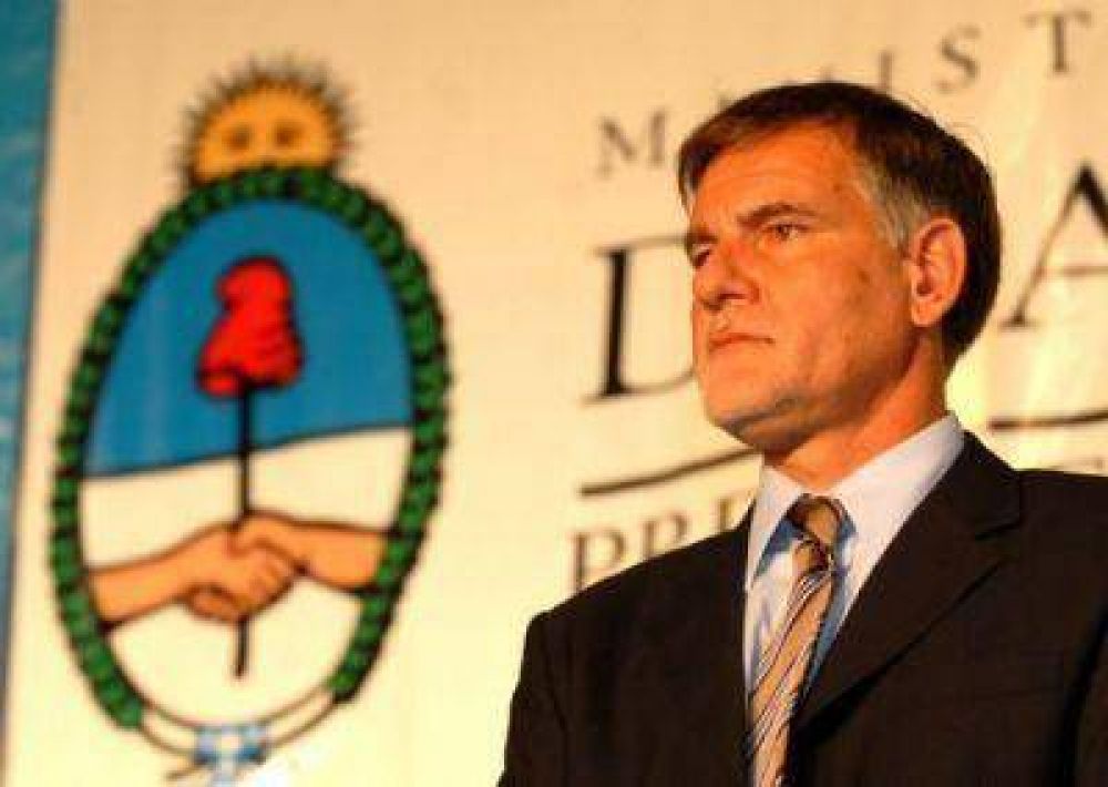 Castagneto entrega certificados de capacitaci�n y herramientas en Tucum�n