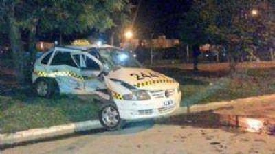 Un taxista herido luego de chocar contra un �rbol