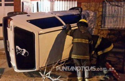 Punta Alta: un auto termin� en la vereda tras un vuelco