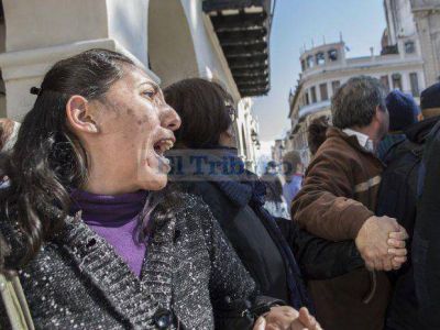 La Polic�a desaloj� de la plaza con violencia a los docentes