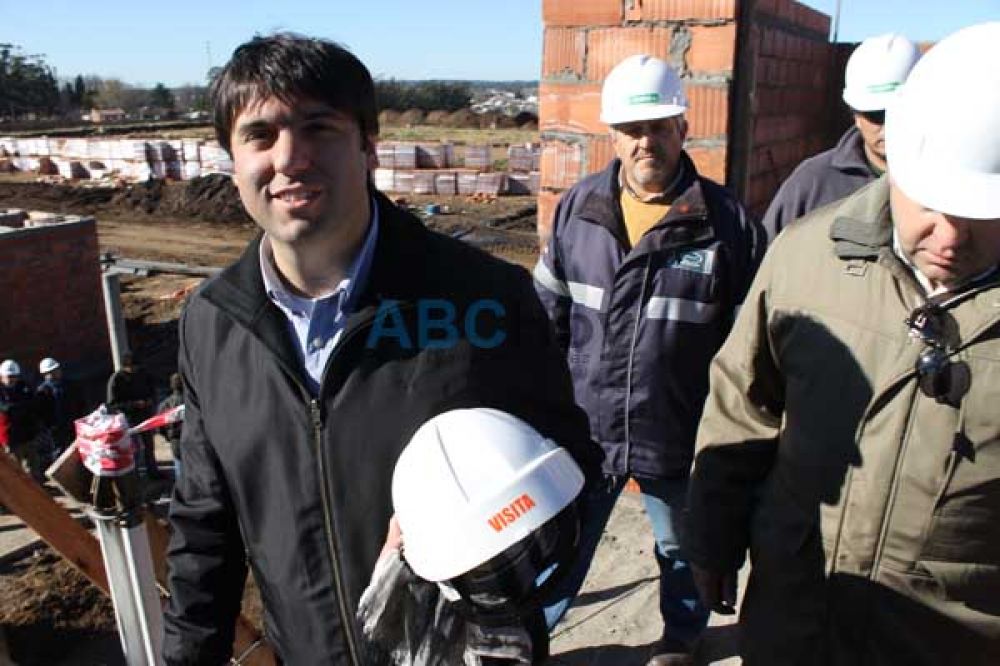 Bossio: �emociona ver c�mo crece la obra de 628 viviendas del Procrear�