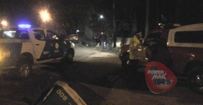 Muri� un joven y otro permanece delicado al volcar su auto