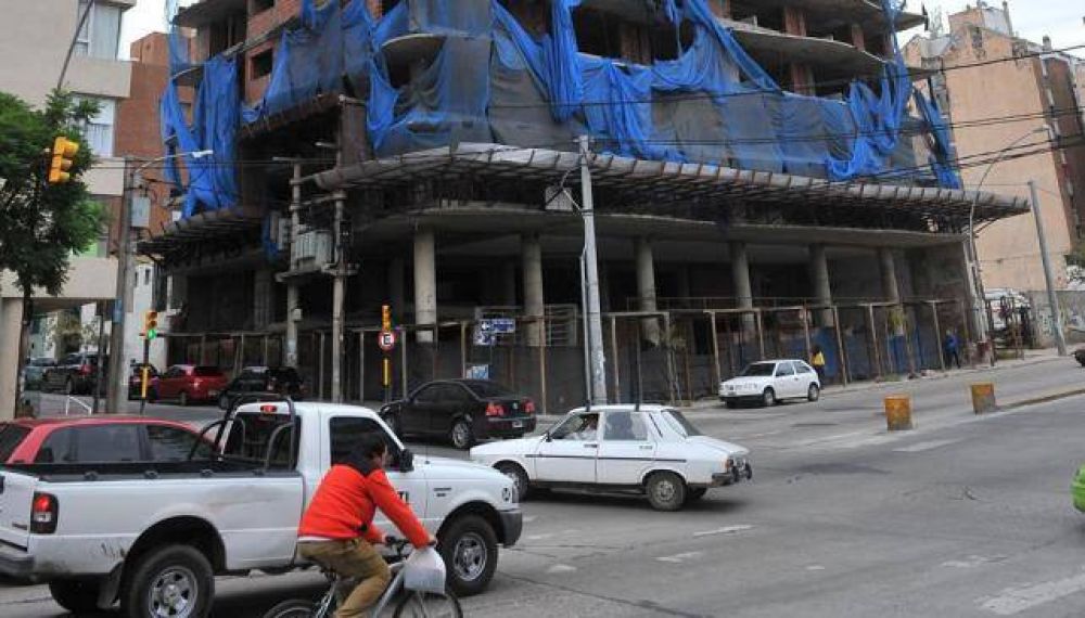 Imputan a funcionarios por un edificio excedido en altura
