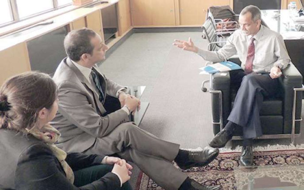 Sattler y la diputada Gaillard con el embajador de la India