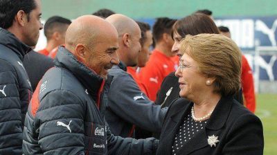Michelle Bachelet posterg� su viaje a Estados Unidos para recibir a la selecci�n chilena