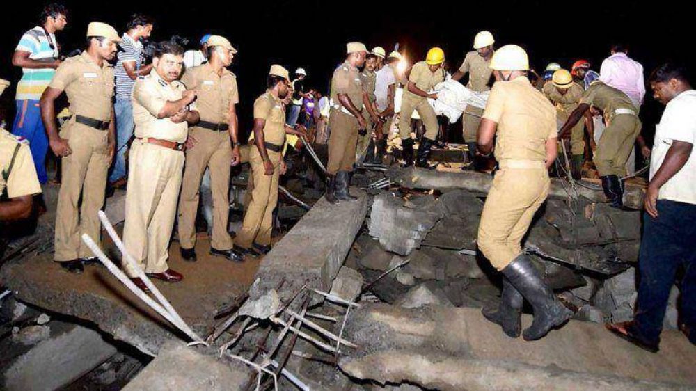 Se derrumbaron dos edificios en India: al menos 22 muertos