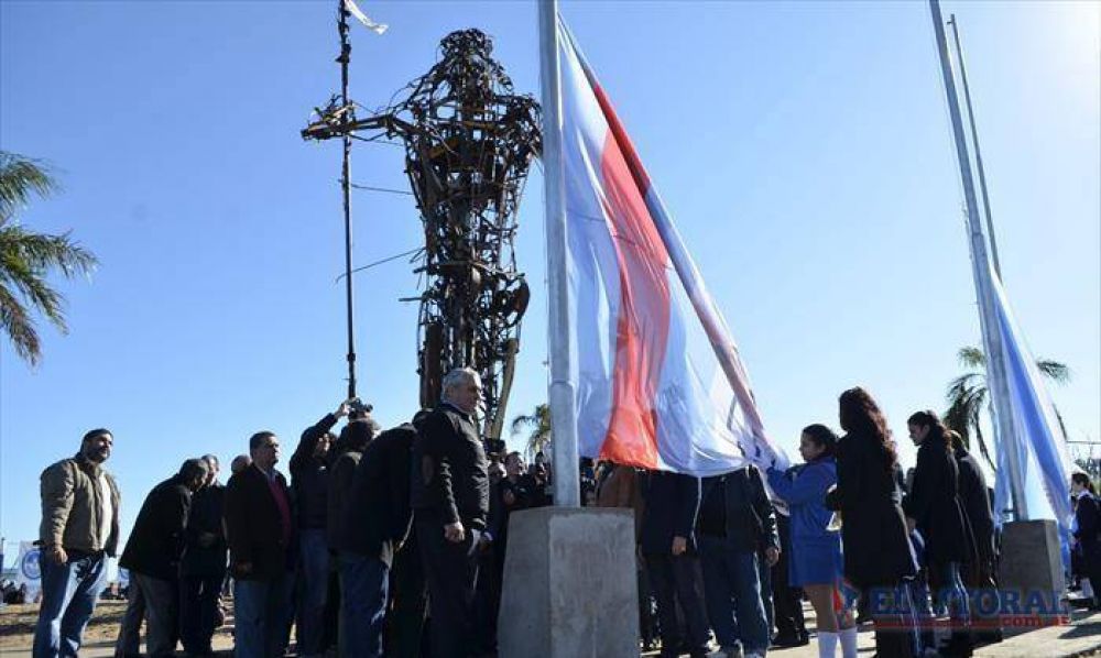 Tras las polmicas, Andresito tiene su monumento y la Capital su bandera