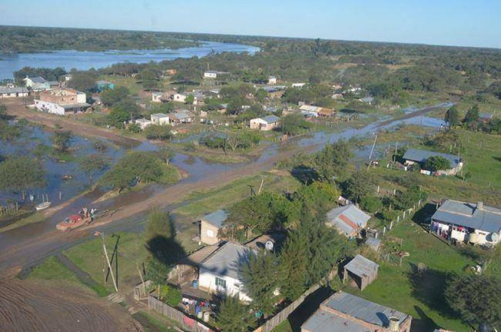 Amplio despliegue del gobierno ante avance de las aguas que amenaza inundar a Payagua