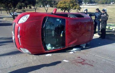 Tremendo vuelco en avenida Sabattini dej� cuatro heridos