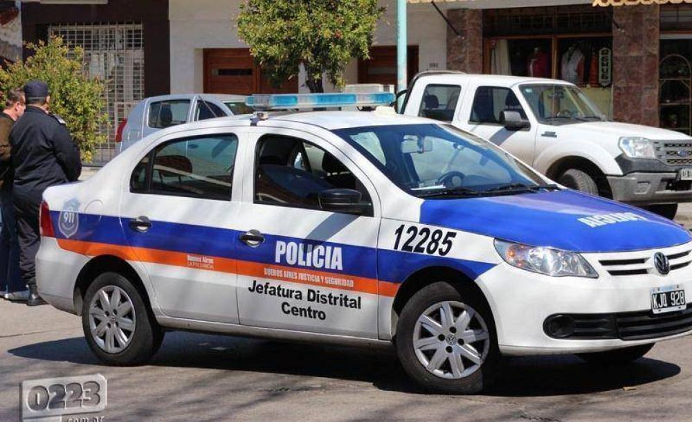 Abre la puerta para recibir visitas y la asaltan tres sujetos armados