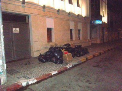 Escrachan a los que sacan basura fuera de horario