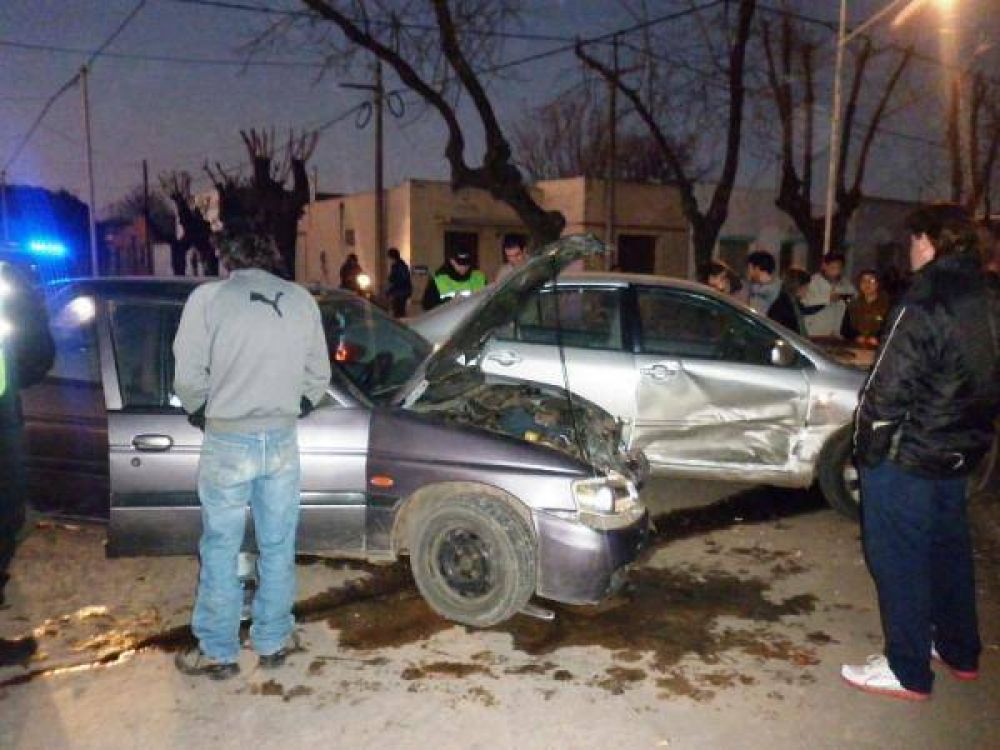 Violenta colisin entre dos autos en Urquiza y Roca