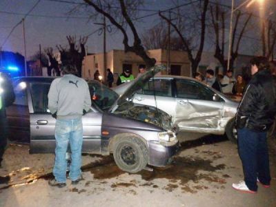 Violenta colisi�n entre dos autos en Urquiza y Roca