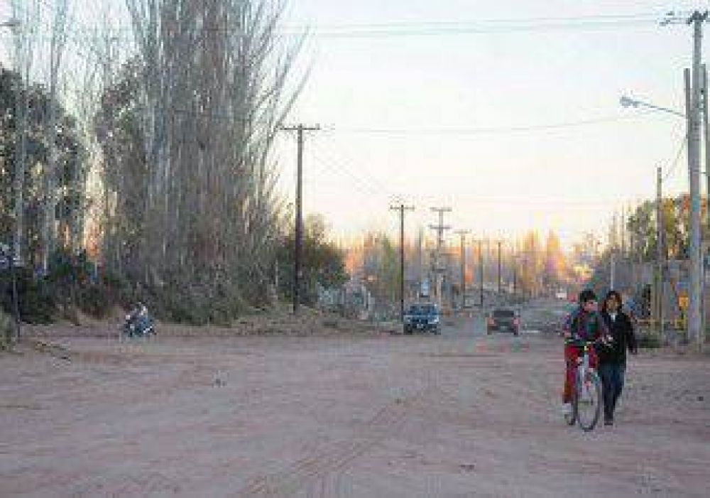 Vecinos de Plottier piden que asfalten calle troncal 