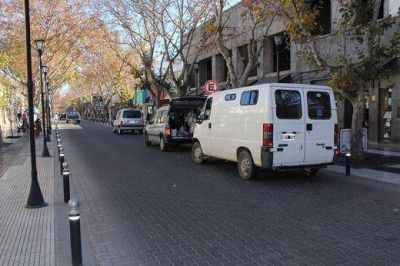 Autos en los puentes y sobre las veredas dificultan el tr�nsito peatonal