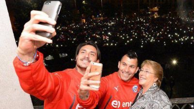 Bachelet recibi� con honores a los jugadores chilenos y se tom� una selfie