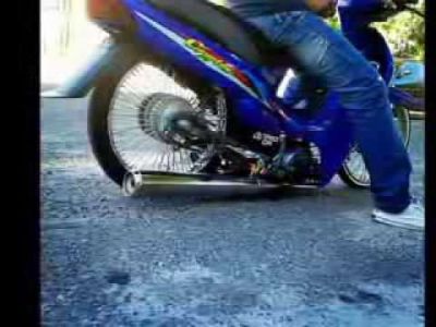 Efectivo policial, en moto, choc� con camioneta