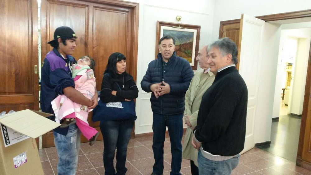 Entregan silla de rueda a familia de Aminga