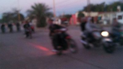 Motoqueros invaden las calles de La Banda causando temor