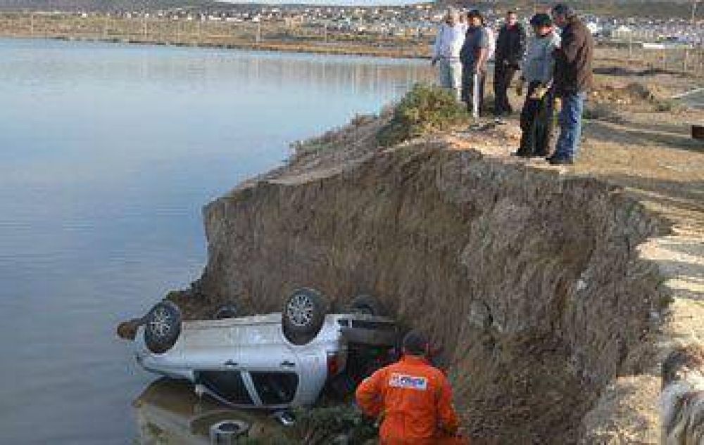 Robaron un auto y lo arrojaron a una laguna