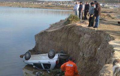 Robaron un auto y lo arrojaron a una laguna