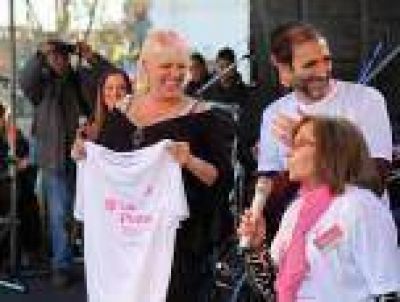 La Plata: Con la presentaci�n de Valeria Lynch, una multitud particip� de la jornada de concientizaci�n sobre el c�ncer de mama