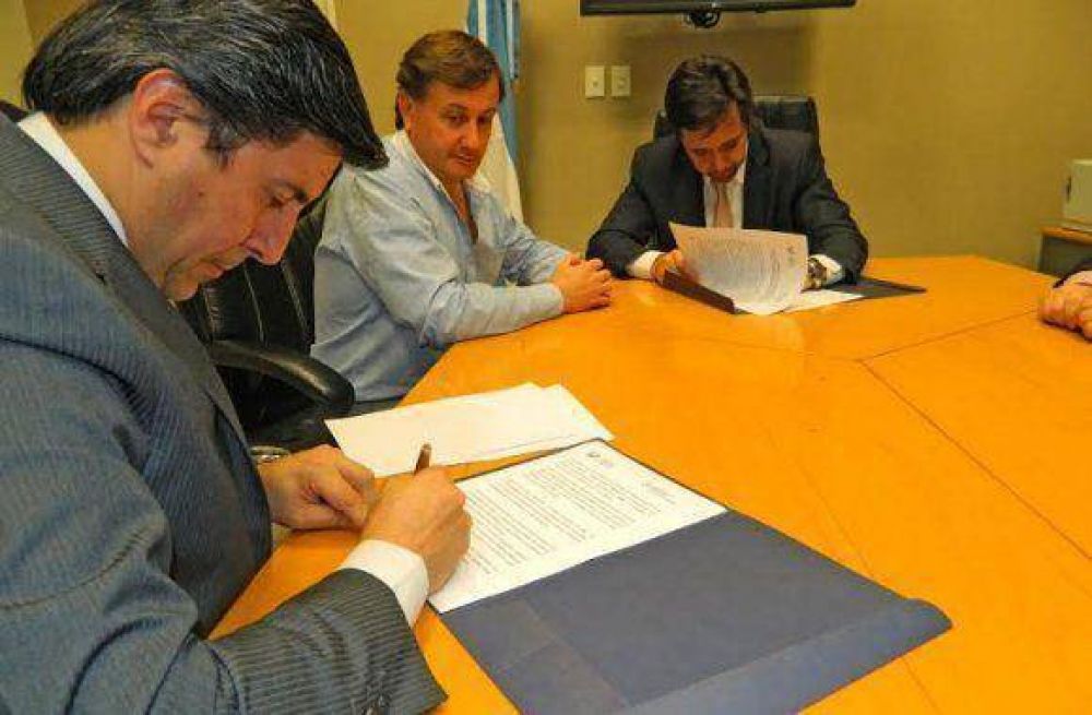 Catal�n Magni y Facio firmaron convenio sobre tr�fico de datos migratorios