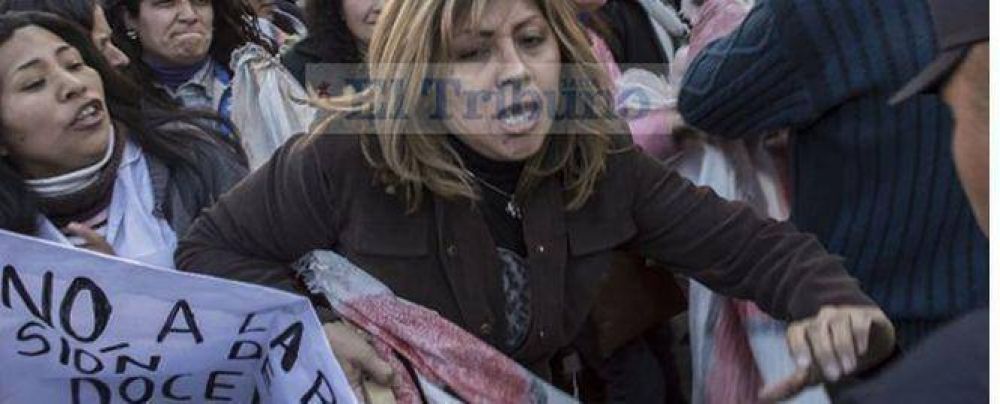 Repudio por la represi�n a los docentes