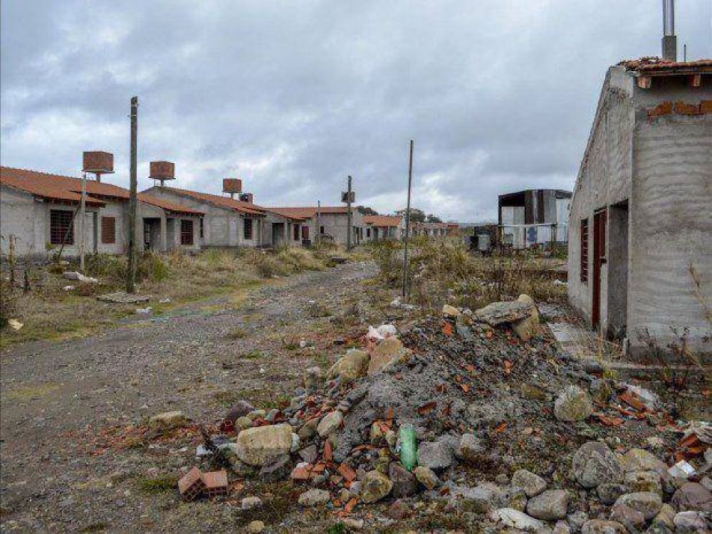 Entregaron 460 viviendas sociales a una empresa vaciada que abandon� las obras