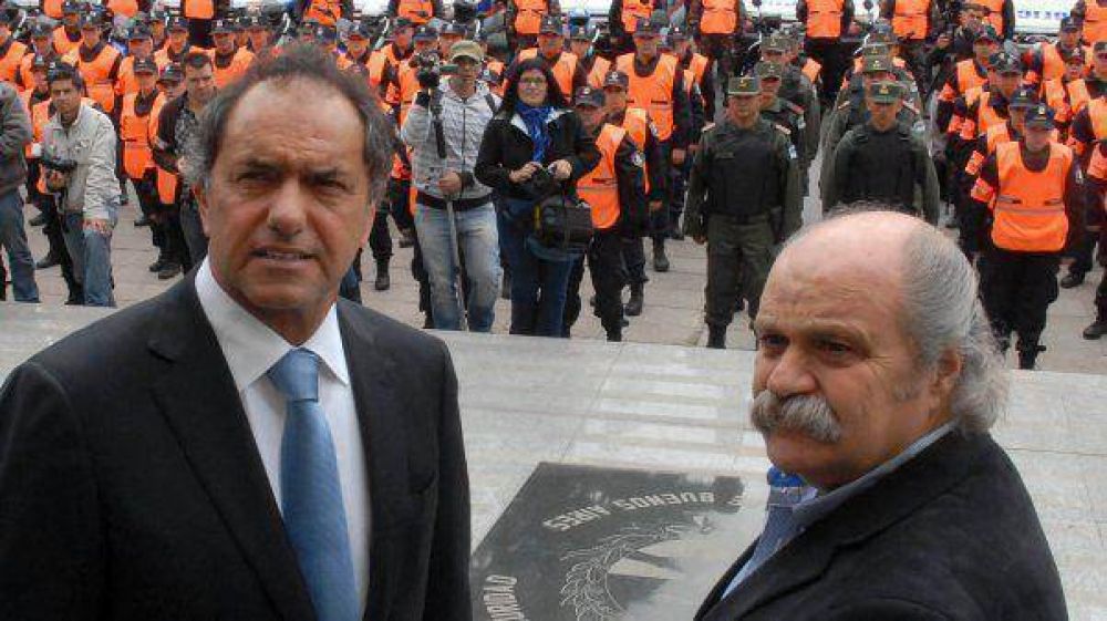 Scioli firm� el decreto para crear las polic�as municipales en la Provincia