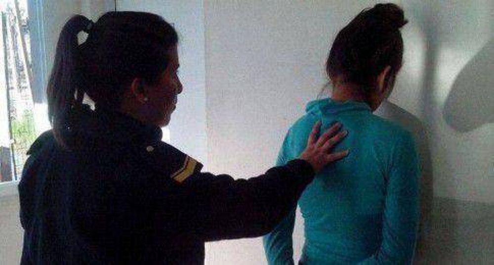 Mujer sedujo al hijo de una jueza y luego le asalt� con sus c�mplices