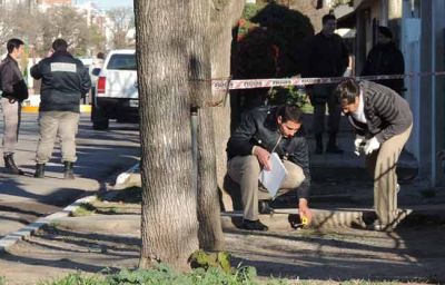 Toman de reh�n a una familia, los maniatan y golpean para robarle