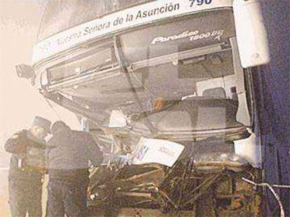 Chocaron dos camiones y un colectivo en la ruta 14: Muri� una persona