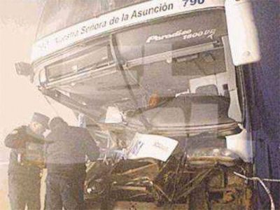 Chocaron dos camiones y un colectivo en la ruta 14: Muri� una persona